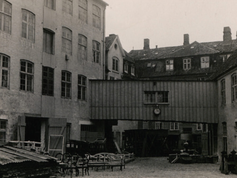 Fritz Hansen Mitarbeiter auf dem Fabrikgelände in der Dronningensgade 3, 1930