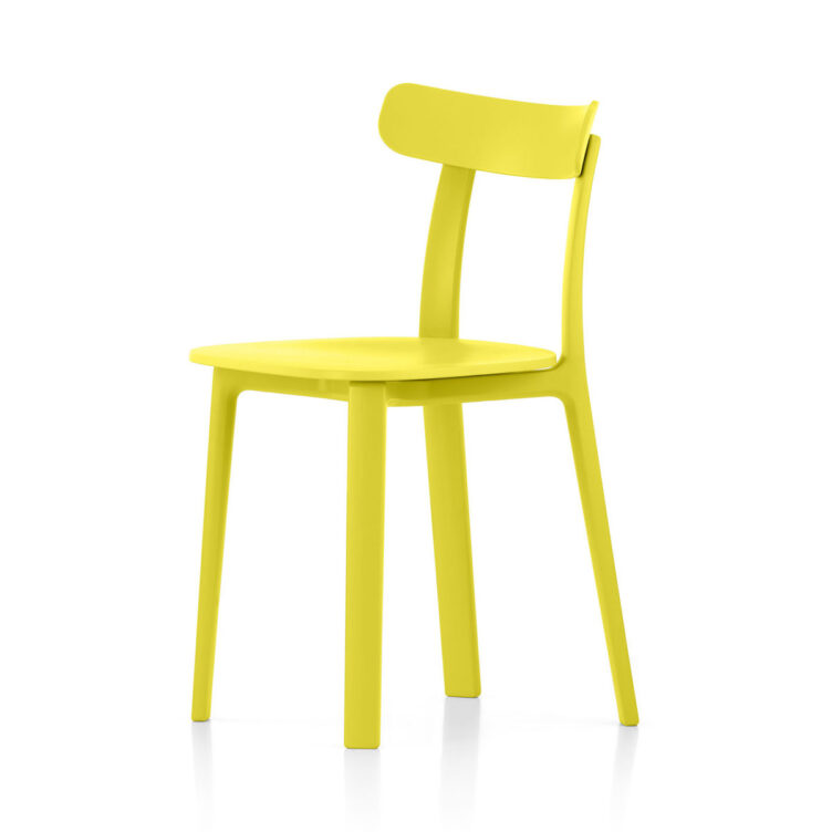 Jesper Morrison schuf auf Basis dieser Typologie einen Stuhl, der aus einem hochwertigen licht- und wasserbeständigen Kunststoff besteht.